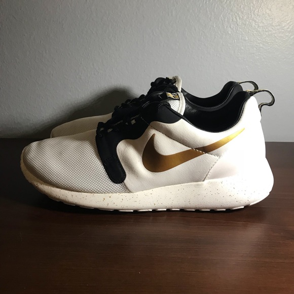 roshe run gold trophy